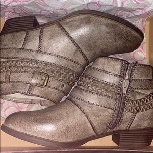 sugar boots size 8.5 NEVER WORN !!